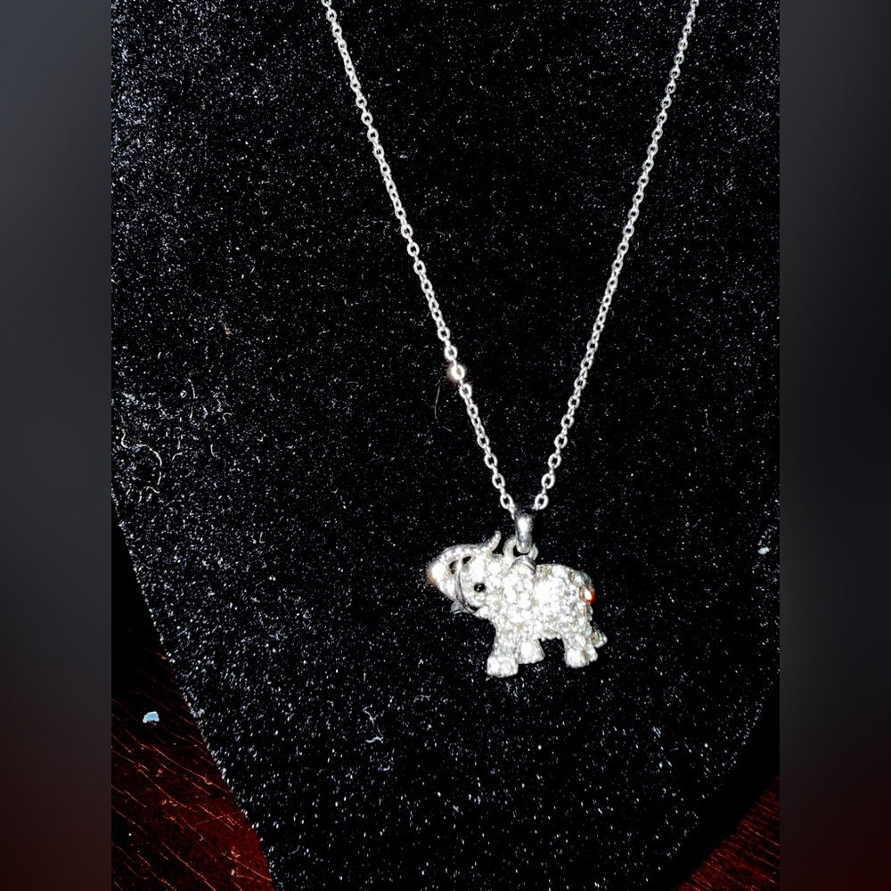 Elegant Silver Elephant Pendant Necklace - Picture 2 of 5